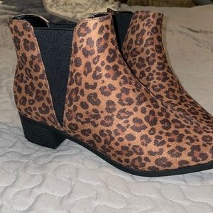a.n.a Womens Garwin Leopard Booties